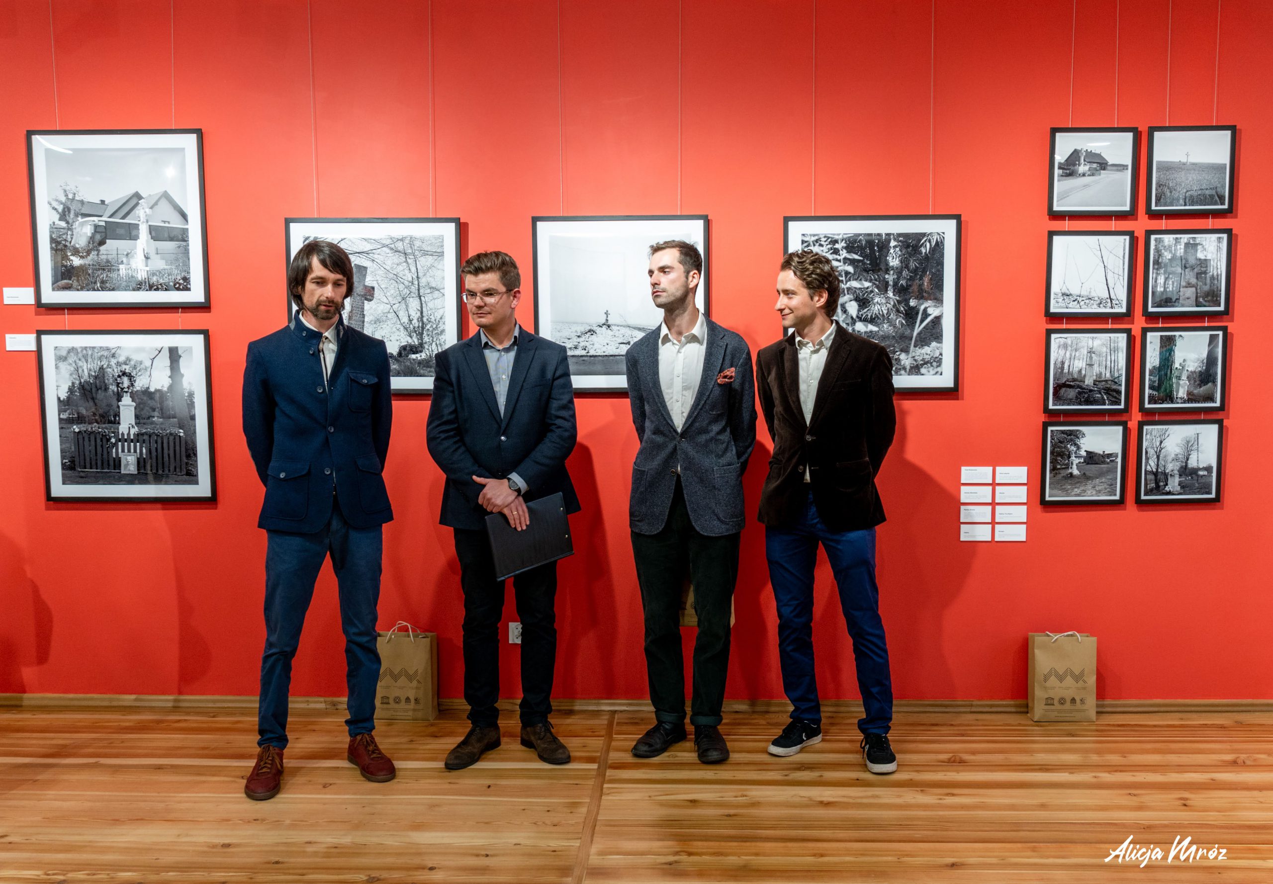 „Krzyże Przydrożne. Historia w kamieniu” – wystawa do obejrzenia w Radrużu do 20 października