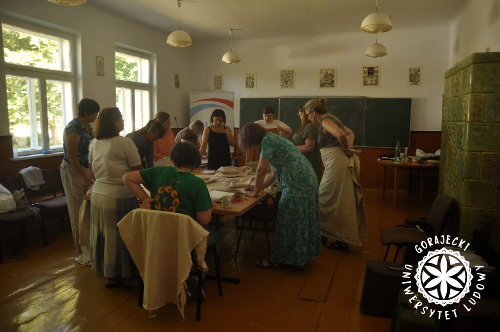 Grupa kobiet pochylona nad stołem