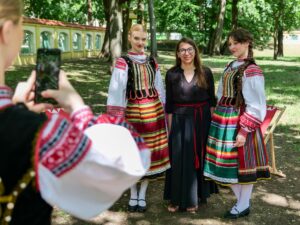 Iwona Pawelec-Burczaniuk reprezentuje Gorajecki Uniwersytet Ludowy podczas Festiwalu Tkackiego Podlaskie Sploty w Białymstoku.